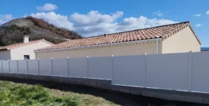 Clôture pvc blanc installée sur muret pour un résultat moderne et uniforme