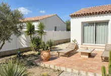 clôture blanche posée sur un muret pour abriter des regards une terrasse ensoleillée