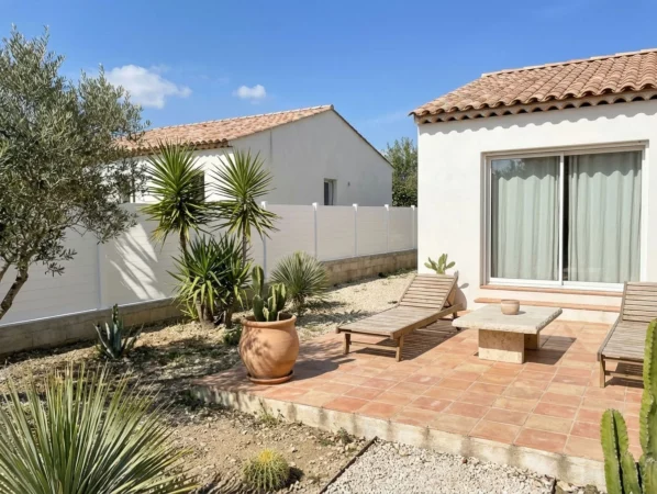 clôture blanche posée sur un muret pour abriter des regards une terrasse ensoleillée