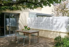 clôture blanche mitoyenne dans un jardin paisible