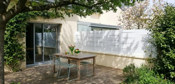 cloture-pvc-blanche-metis-jardin-paisible