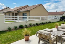clôture en PVC blanche posée dans le jardin d'une maison contemporaine