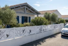 clôture décorative avec panneaux imprimés avec des oiseaux noirs et blanc