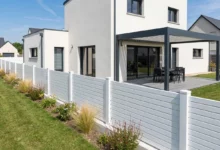clôture en pvc blanc à côté d'une maison moderne