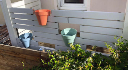 Apportez une touche d'originalité à votre balcon avec notre clôture en pvc blanc personnalisable