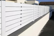 cloture-pvc-brise-vue-blanc-cavaliers-noir-installee-sur-muret-antigone