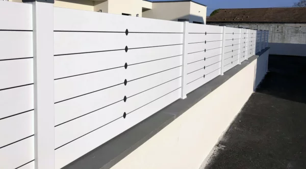 cloture-pvc-brise-vue-blanc-cavaliers-noir-installee-sur-muret-antigone