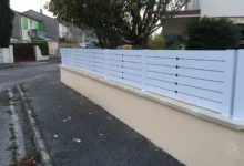 cloture-pvc-brise-vue-blanc-cavaliers-noir-installee-sur-muret-antigone-1