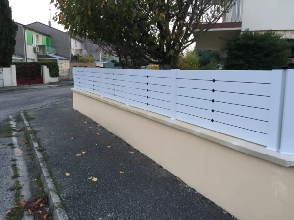 cloture-pvc-brise-vue-blanc-cavaliers-noir-installee-sur-muret-antigone-1