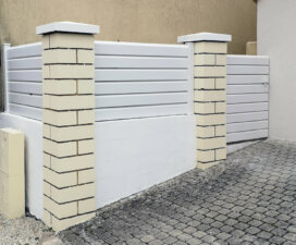 Clôture et portillon en pvc blanc brise-vue installés pour aménager votre propriété