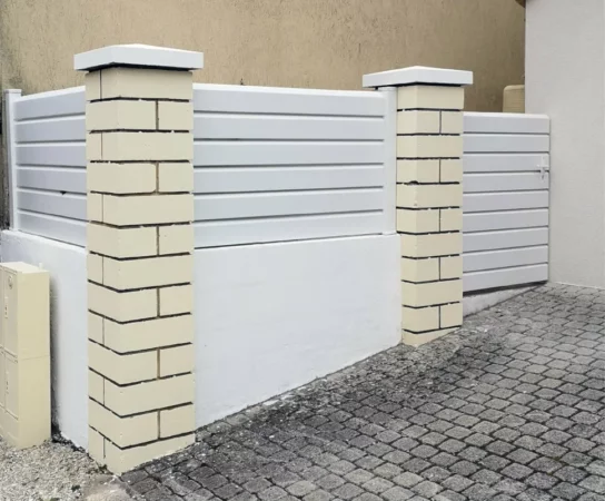 cloture-pvc-brise-vue-blanc-cerbere-avec-portillon