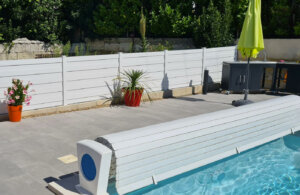 Clôture en pvc blanc brise-vue installée en bord de piscine pour sublimer votre propriété