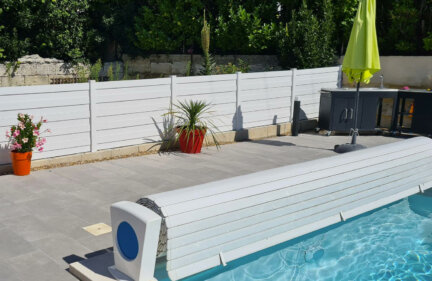 Clôture en pvc blanc brise-vue installée en bord de piscine pour sublimer votre propriété