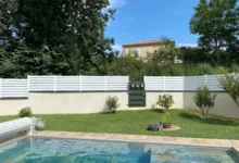 cloture-pvc-brise-vue-blanc-installation-bord-de-piscine-cerbere