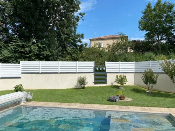 cloture-pvc-brise-vue-blanc-installation-bord-de-piscine-cerbere