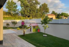 cloture-pvc-brise-vue-blanc-installee-cerbere