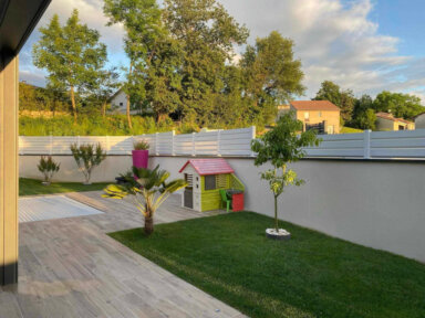 Clôture en pvc blanc brise-vue installée avec des lames biseautées pour un résultat identique à une persienne