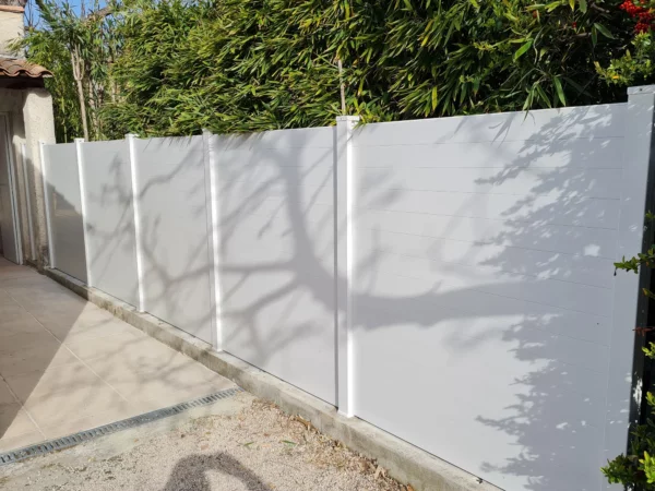 cloture-pvc-brise-vue-blanc-installee-initiale