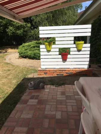 cloture-pvc-brise-vue-blanc-installee-pot-de-fleurs-chloris-personnalisee