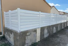 cloture-pvc-brise-vue-blanc-installee-sur-muret-cerbere