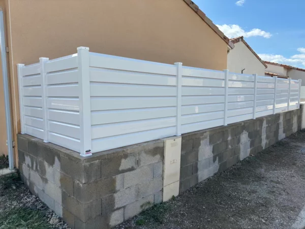 cloture-pvc-brise-vue-blanc-installee-sur-muret-cerbere