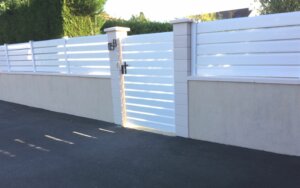 Clôture en pvc blanc brise-vue installée avec portillon assorti