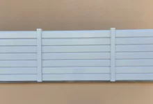 cloture-pvc-brise-vue-blanc-installee-sur-muret-cerbere-avec-retouche