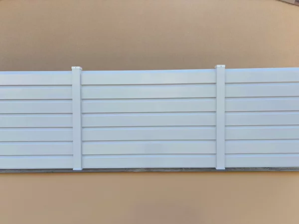 cloture-pvc-brise-vue-blanc-installee-sur-muret-cerbere-avec-retouche