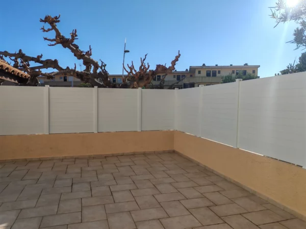 cloture-pvc-brise-vue-blanc-installee-sur-muret-initiale