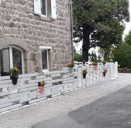 cloture-pvc-brise-vue-blanc-maison-en-pierre-chloris-personnalisee