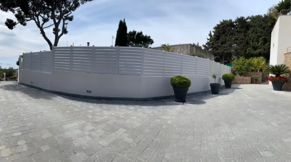 cloture-pvc-brise-vue-blanc-pose-en-courbe-cerbere