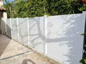 Clôture en pvc blanc brise-vue sur muret pour aménager votre extérieur