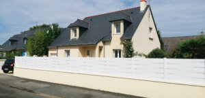 Clôture en pvc blanc brise-vue installée sur muret idéal pour maison de lotissement
