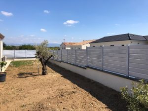 Clôture PVC brise-vue Cerbère coloris gris cérusé