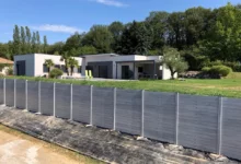 cloture-pvc-brise-vue-gris-cavaliers-gris-antigone