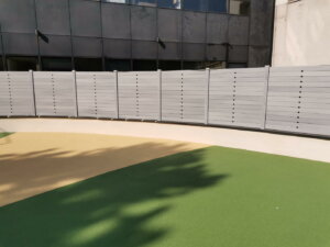 Clôture en pvc gris installée sur muret pour aménager votre extérieur