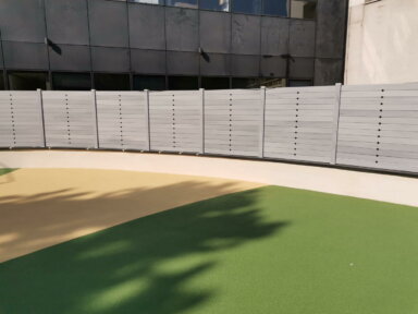 Clôture en pvc gris installée sur muret pour aménager votre extérieur
