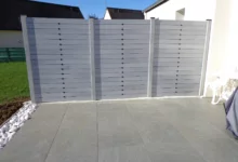 cloture-pvc-brise-vue-gris-cavaliers-noir-impression-antigone