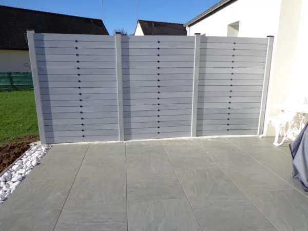 cloture-pvc-brise-vue-gris-cavaliers-noir-impression-antigone