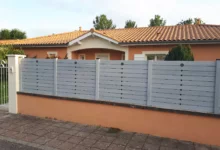 cloture-pvc-brise-vue-gris-cavaliers-noir-installee-sur-muret-antigone