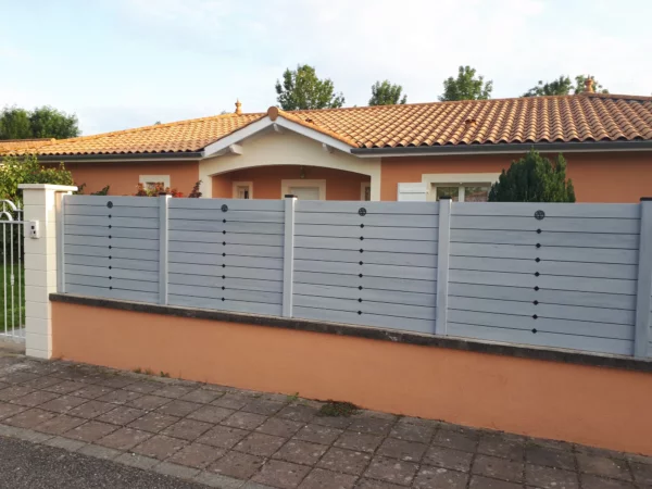 cloture-pvc-brise-vue-gris-cavaliers-noir-installee-sur-muret-antigone
