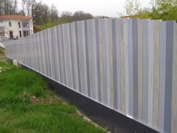 cloture-pvc-brise-vue-gris-coupe-droite-sur-muret-originale-ulysse-1