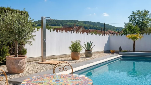 clôture brise vue en pvc blanc coupe irrégulière installée autour d'une piscine