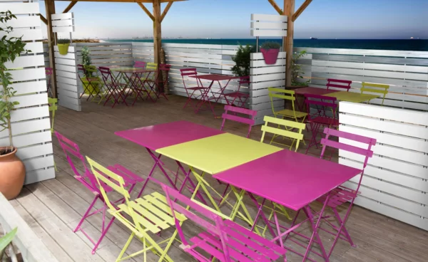 cloture-pvc-brise-vue-gris-installee-en-bord-de-plage-chloris-pleine