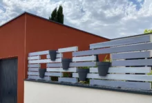 cloture-pvc-brise-vue-gris-sur-muret-chloris-personnalisee