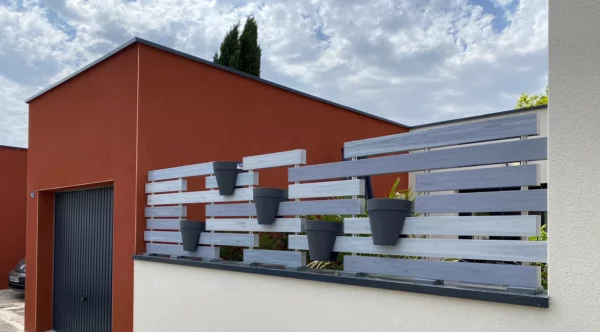 cloture-pvc-brise-vue-gris-sur-muret-chloris-personnalisee