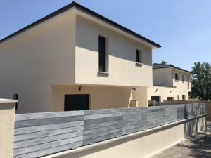 Clôture en pvc gris brise-vue installée sur muret idéale pour maison moderne