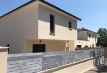 cloture-pvc-brise-vue-gris-sur-muret-chloris-pleine