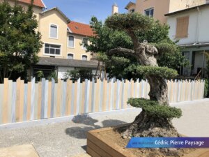 Aménager votre jardin avec une clôture en pvc multicolore pour apporter une touche d'originalité et de modernité