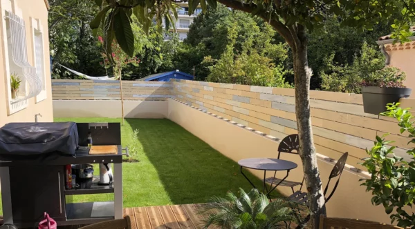 cloture-pvc-brise-vue-multicolore-sur-muret-chloris-pleine